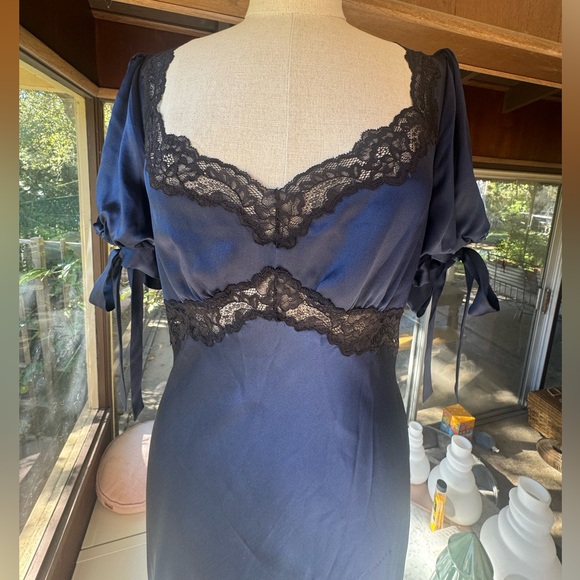 Reformation x Kacey Musgrave Stella navy silk midi dress with puff sleeves - Picture 9 of 17